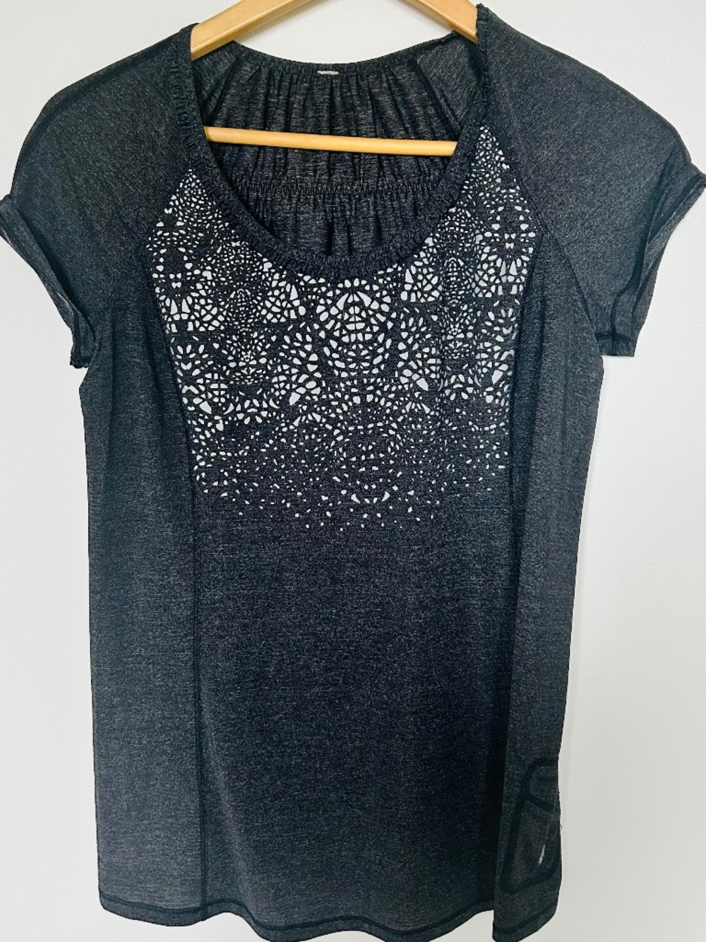 Lululemon Athletica Black Grey Heathered Laser Cut Detail Tee size-6
